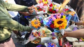 高考结束 鲜花拥抱 定格温馨瞬间