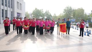 七旬患者康复表感恩 锦旗锣鼓奏响医患赞歌