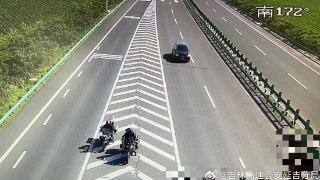 将导流线当“安全岛”停车 与同伴抽烟聊天