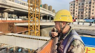 夜晚,在地铁7号线文安路站工地上,他举起了激光笔……