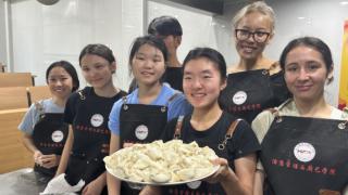 美国学生在杭州高校“寻味江南”美食营学做中国菜