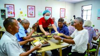 村里的“幸福小院”开餐啦