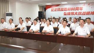 四川巴中巴州区第四中学组织全体师生观看纪念中国人民抗日战争暨世界反法西斯战争胜利80周年大会直播