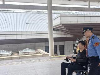 值班员暖心助旅客,小小善举显担当