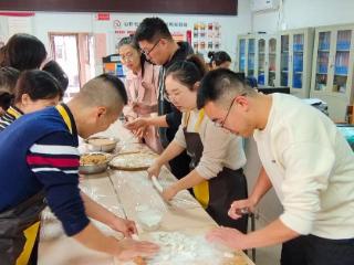 爱心饺送老人 传递邻里温情