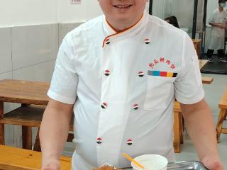 大城小店丨贵阳贵钢花鸟市场 “高记光头”肉饼飘香18年