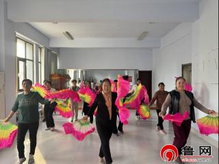 舞动邻里情,扇影绘和谐——德州长河街道郭家庵社区举办扇子舞培训活动