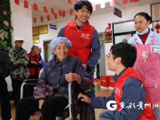 南方电网册亨供电局:情暖敬老月 电力护安康