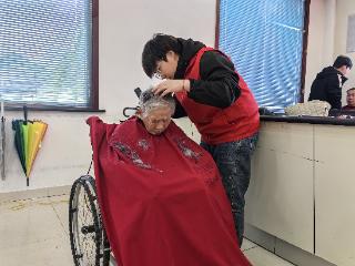 上高街道双龙社区开展重阳节公益理发活动传递敬老温情
