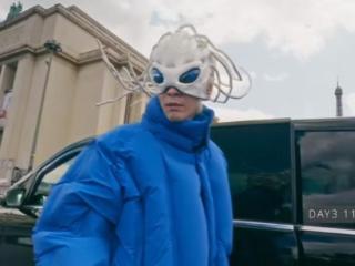 向佐回应“巴黎连看6场大秀”:穿中性服装是时尚定位尝试,工作重心在功夫赛道
