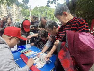 中国大地保险江西新建支公司开展户外宣传活动