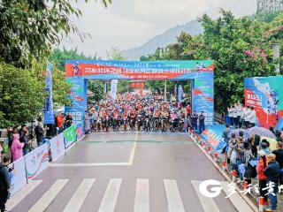 习水北纬28.3°赤水河谷精英挑战赛雨中开赛,燃动土城