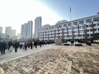 “敬老传美德,孝心暖重阳”——临沂第八中学举行重阳节主题升旗仪式
