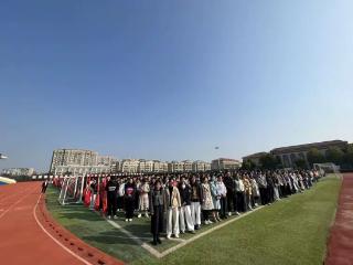 临沂外国语学校高中部举行“金秋十月·期中冲刺”主题升旗仪式