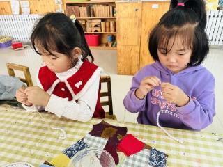 指尖生花,布语童心——东营市利津县北宋镇中心幼儿园大一班开展布艺珍珠画创意活动