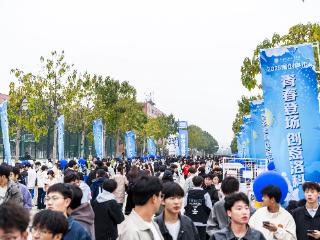 洛阳科技职业学院“青创集市”启幕:传统与科技碰撞,青春与创新共舞