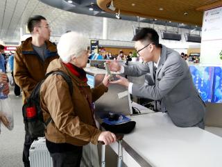 “声声入耳 事事关心”——长春机场护航银发族开启秋冬旅居