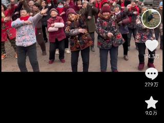 宿州一小伙带村里老人做烙馍,两周卖出近900单