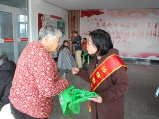 弘扬孝亲敬老美德 共建老年友好社会——东营市垦利区司法局开展送法进社区活动