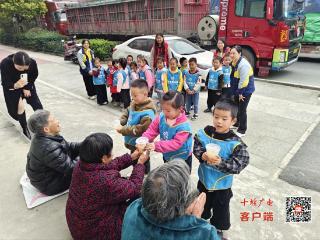 武当山十字岭社区开展“孝老爱亲”文明新风志愿活动