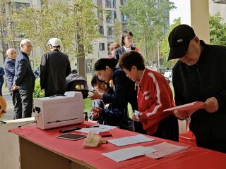 上饶银行铅山支行深入社区开展老年客户社保卡办理及金融知识普及服务