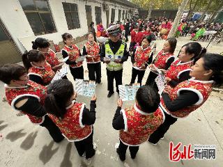 邢台民警:重阳敬老情意浓 交通安全警相随