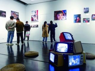 青年戏剧演员参观“戏里戏外 烟火人间”影像展