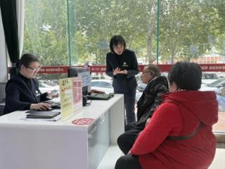 金秋重阳暖银龄 贴心服务跨越“数字鸿沟”