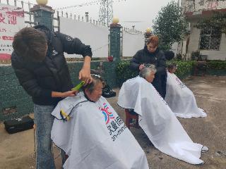 从城市到山村 郑州欧曼谛时尚美业学校以义剪为笔绘就重阳节党建新图景