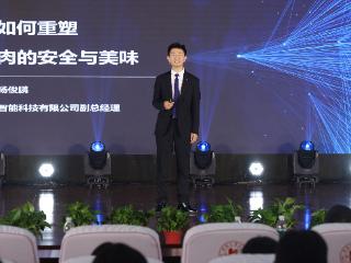 “我们的工程师,光着膀子躺在猪圈里……”