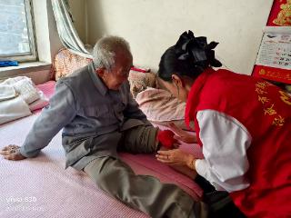 宁津街道卫生院开展重阳节家医入户送健康服务