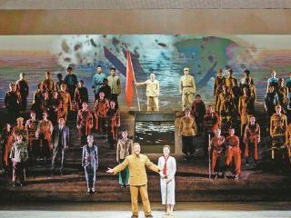 “红领带”串联三代信仰 话剧《远的山 近的海》首演