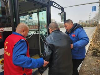 重阳敬老情深 36路公交传递流动温暖