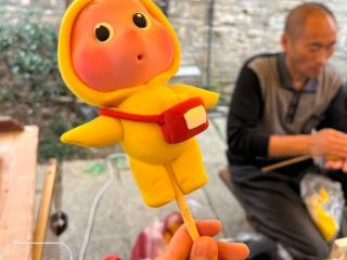 芜湖“面人叔”指尖生花火出圈:有人排队等号10个多小时,现场捏面人25元一个不涨价