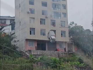 小货车发生事故车头外露悬挂2楼 村干部:村民在院中移车时操作失误