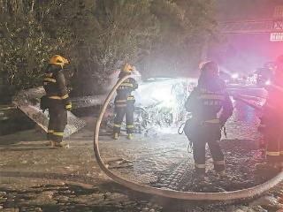 小车自燃一家三口被困高速 多单位配合灭火营救