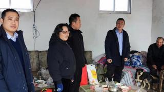 邮储银行临沂市临沭县支行走进社区慰问困难老人