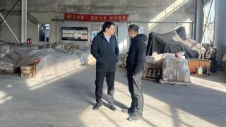 荣成经济开发区财政审计局工作人员深入辖区企业走访调研