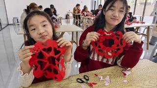 我们的节日·春节|泼墨挥毫送“限量版”祝福 巧手剪纸添“沉浸式”年味 青岛西海岸新区淮河路社区用便民服务把春节氛围“拉满格”!