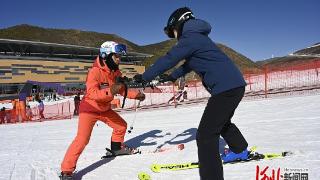 新春走基层|一位滑雪教练的“冰雪奇缘”