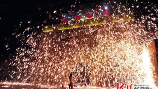 张家口蔚县暖泉古镇新春社火展演启幕