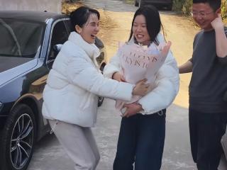 32岁男子携女友回家30人迎接引热议 女方回应:事前不知有此惊喜,被记在心里的感觉特别好