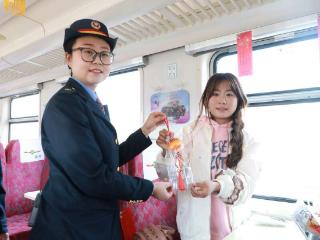 穿行陇东南群山,慢火车载来元宵一路欢歌