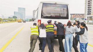 有爱的厦门 | 中巴高速抛锚 热心乘客齐推车