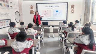 莱芜农商银行雪野旅游区支行营业部:弘扬雷锋精神 启蒙金融素养