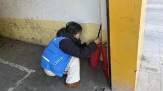济宁市任城区南张街道悦诚社区:网格员深入辖区商铺 筑牢消防安全“防火墙”