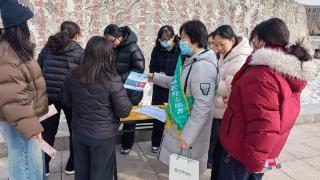 休假时光涨知识,随身“金融顾问”伴身旁——农行德州德城支行推广金融便民利企手册