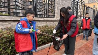 济宁市任城区李营街道东翔社区开展“春日健步践初心 雷锋精神耀网格”学雷锋环保捡拾活动