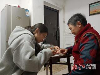 九江学院一大二女生带着奶奶上大学