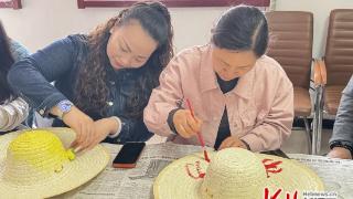 石家庄高新区湘江花苑社区开展手绘“避暑帽”送清凉活动